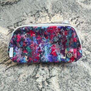 Lululemon Everywhere Beltbag 1L in Flower Glide Multi/Vapor